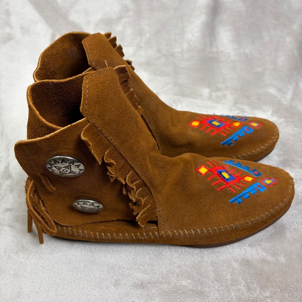 Minnetonka Two Button Brown Soft Suede Embroidered Moccasin Boots Women 8 Hippie